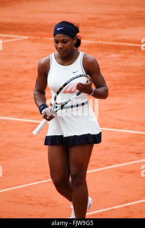 PARIS - FRANCE - MAI 2008 Serena Williams, de l'USA au cours d'un changement de fin à sa deuxième série de victoire à Roland Garros Banque D'Images