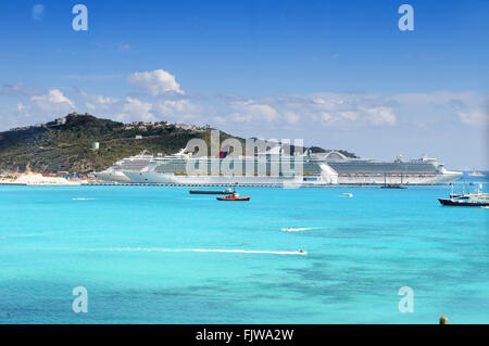 Port de l'île de Saint Martin avec les bateaux de luxe Banque D'Images