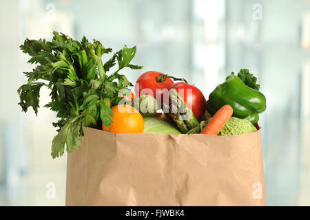 Produits frais en cuisine à l'intérieur du sac à provisions en papier Banque D'Images