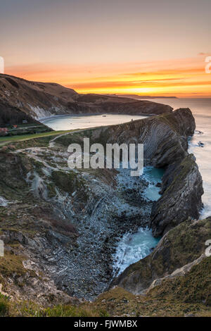 Lever du soleil sur le trou de l'Escalier de Lulworth Cove et sur la côte jurassique du Dorset, UK Banque D'Images