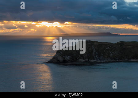 Rayons de soleil qui brillait à travers le nuage de Lulworth Cove sur vu de la côte jurassique du Dorset, UK Banque D'Images