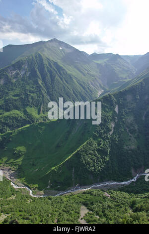 Vue du col de Jvari (route militaire géorgienne) dans à la vallée d'Mtiuletis Rivière Aragvi, Géorgie Banque D'Images