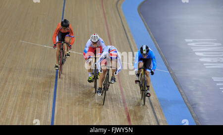 Londres, Royaume-Uni, le 3 mars 2016. 2016 UCI Cyclisme sur Piste Championnats du monde. La société britannique Rebecca James (centre-droit) a gagné 2 Chaleur du Keirin femmes Premier tour Repechages pour passer à la deuxième ronde. Elle a récemment rentré d'environ deux ans de blessures et de maladies. Credit : Clive Jones/Alamy Live News Banque D'Images