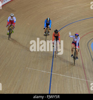 Londres, Royaume-Uni, le 3 mars 2016. 2016 UCI Cyclisme sur Piste Championnats du monde. La société britannique Rebecca James (à droite) célèbre après avoir remporté 2 Chaleur du Keirin femmes Premier tour Repechages pour passer à la deuxième ronde. Elle a récemment rentré d'environ deux ans de blessures et de maladies. Credit : Clive Jones/Alamy Live News Banque D'Images