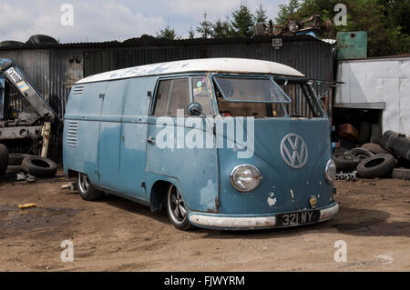 1951 VW split screen panel van, rat regarder tatty et suspension abaissée Banque D'Images