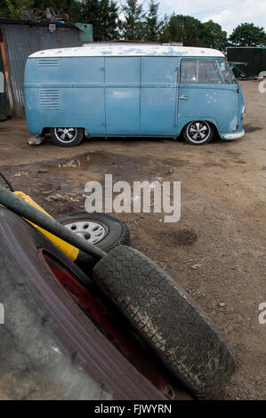 1951 VW split screen panel van, rat regarder tatty et suspension abaissée Banque D'Images