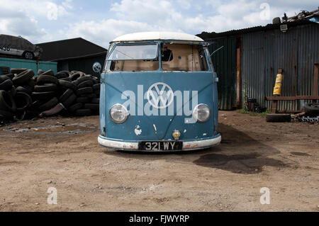 1951 VW split screen panel van, rat regarder tatty et suspension abaissée Banque D'Images