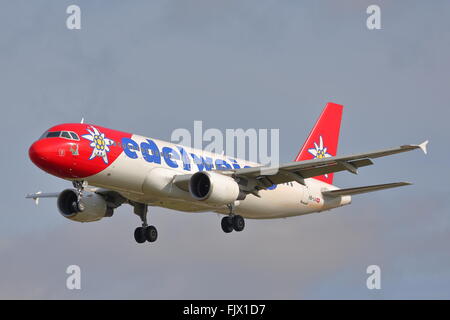 Edelweiss Air Airbus A320-200 HB-IJV l'atterrissage à Heathrow Banque D'Images