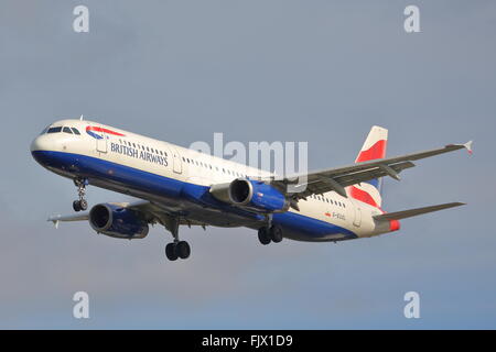 British Airways Airbus A321-200 G-euxl'atterrissage à l'aéroport Heathrow de Londres, UK Banque D'Images