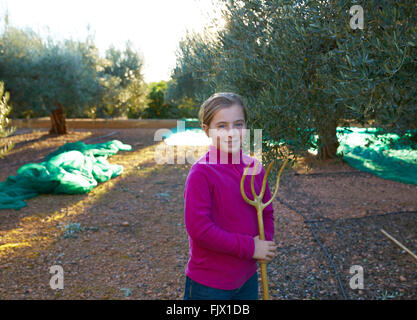 La récolte des olives farmer kid girl picking en Méditerranée Banque D'Images