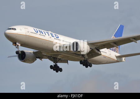 United Airlines Boeing 777-200ER N220UA L'atterrissage à l'aéroport Heathrow de Londres, UK Banque D'Images