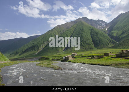 Ketrisi village et de la rivière Terek, Truso Valley National Park, Kazbegi, Géorgie Banque D'Images