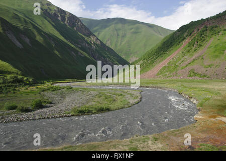 Truso, travertin et la vallée de la rivière Terek Kazbegi, Géorgie, Parc National Banque D'Images