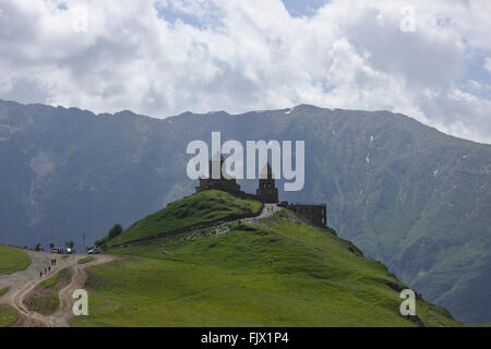 Église Sameba sur une montagne près de Stepantsminda (Kazbegi, Géorgie) Banque D'Images