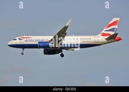 British Airways Airbus A320-200 G-EUYT l'atterrissage à Heathrow Banque D'Images