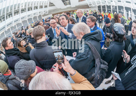 New York, USA. 3 mars, 2016. Architecte Santiago Calatrava, centre, parle aux médias dans le partiellement terminé World Trade Center Transportation Hub, connu sous le nom de l'Oculus, ouvre au public le jeudi 3 mars 2016. Le budget, avec des années de retard, 4 milliards de dollars état de l'art centre des transports a été conçu par Calatrava. Lorsque vous avez terminé le carrefour se connecter les lignes de métro et de trains de chemin. Crédit : Richard Levine/Alamy Live News Banque D'Images