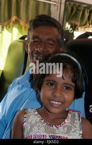 Les passagers voyageant en bus dans le sud du Sri Lanka Banque D'Images