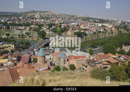 Tbilissi, vue de la ville depuis la forteresse, Nariqala avec la Cathédrale Arménienne St George, l'église de Metekhi, Tsminda Sameba, Géorgie Banque D'Images