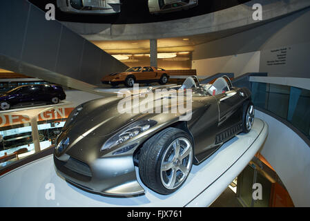 Photo de la musée Mercedes à Stuttgart en Allemagne, où entre autres s'expose la première voiture au monde à partir de 1886. Banque D'Images