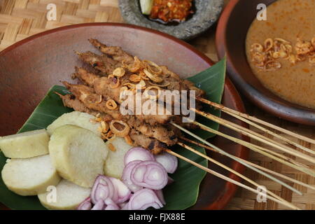 Sate Blora, poulet satay de Blora région dans le centre de Java. Servi sur de la vaisselle en terre cuite traditionnels. Banque D'Images