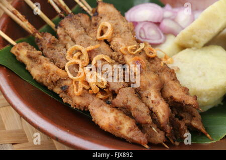 Sate Blora, poulet satay de Blora région dans le centre de Java. Servi sur de la vaisselle en terre cuite traditionnels. Banque D'Images