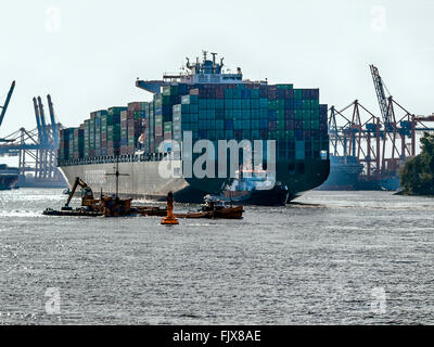 Conteneurs 'Jamais' charmant d'Evergreen l'accostage dans le port de Hambourg. Banque D'Images