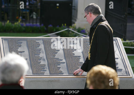 Belfast, Royaume-Uni. 15/04/2012 - Lord Maire de Belfast, Niall O'Donnghaile rend hommage aux victimes à l'occasion du centenaire du naufrage du Titanic, et ouverture de la Memorial Garden à Belfast City Hall, au cours de la commémoration du 100e anniversaire et memorial le dévouement de la catastrophe du Titanic à Belfast, en Irlande du Nord, le 15 avril 2012. Le navire a heurté un iceberg dans l'Atlantique Nord sur son voyage inaugural le 14 avril 1912, avec la perte d'environ 1 500 vies. Il a été construit à Belfast's naval Harland and Wolff. Photo/Paul McErlane Banque D'Images