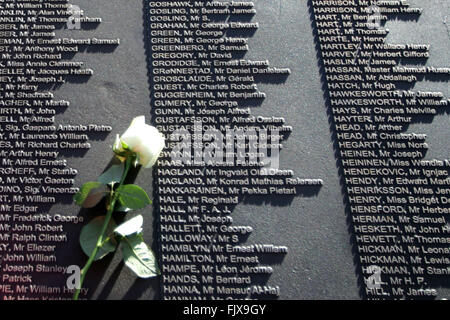 Belfast, Royaume-Uni. 15/04/2012 - Les Roses sont posés pour les noms des victimes sur le centenaire du naufrage du Titanic, et ouverture de la Memorial Garden à Belfast City Hall, au cours de la commémoration du 100e anniversaire et memorial le dévouement de la catastrophe du Titanic à Belfast, en Irlande du Nord, le 15 avril 2012. Le navire a heurté un iceberg dans l'Atlantique Nord sur son voyage inaugural le 14 avril 1912, avec la perte d'environ 1 500 vies. Il a été construit à Belfast's naval Harland and Wolff. Photo/Paul McErlane Banque D'Images