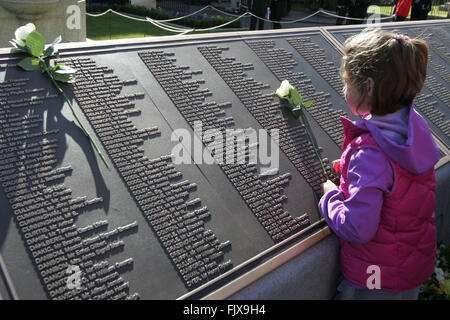 Belfast, Royaume-Uni. 15/04/2012 - Les Roses sont posés pour les noms des victimes sur le centenaire du naufrage du Titanic, et ouverture de la Memorial Garden à Belfast City Hall, au cours de la commémoration du 100e anniversaire et memorial le dévouement de la catastrophe du Titanic à Belfast, en Irlande du Nord, le 15 avril 2012. Le navire a heurté un iceberg dans l'Atlantique Nord sur son voyage inaugural le 14 avril 1912, avec la perte d'environ 1 500 vies. Il a été construit à Belfast's naval Harland and Wolff. Photo/Paul McErlane Banque D'Images