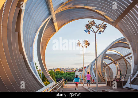 Pont Arganzuela par Dominique Perrault, Madrid Rio Park, du fleuve Manzanares. Madrid, Espagne Banque D'Images