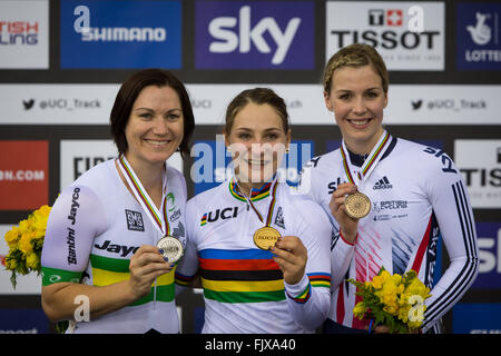 Londres, Grande-Bretagne. 3e Mar, 2016. Médaillé d'Anna Mears (L) de l'Australie, l'or olympique Kristina Vogel (C) de l'Allemagne et de bronze Rebecca James de Grande-bretagne posent au cours de la cérémonie de la course finale au Keirin 2016 UCI Cyclisme sur Piste Championnats du monde à Londres, en Grande-Bretagne, le 3 mars 2016. Crédit : Richard Washbrooke/Xinhua/Alamy Live News Banque D'Images