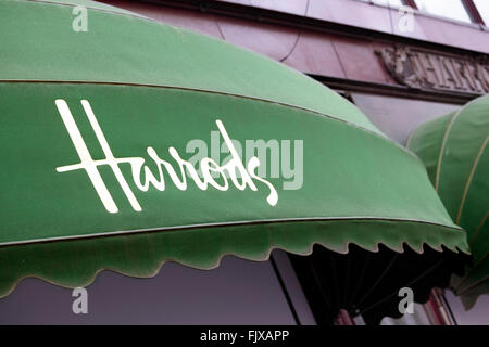 La publicité du couvert sur l'entrée du célèbre magasin Harrods à Knightsbridge Londres. Banque D'Images