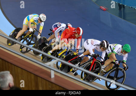 Londres, Grande-Bretagne. 3e Mar, 2016. Guo Shuang (C) de la concurrence de la Chine durant la course des femmes à la finale Keirin UCI Championnats du Monde de Cyclisme sur piste 2016 à Londres, en Grande-Bretagne, le 3 mars 2016. Guo a pris la 4e place. Credit : Han Yan/Xinhua/Alamy Live News Banque D'Images