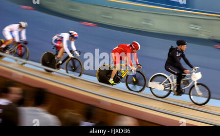 Londres, Grande-Bretagne. 3e Mar, 2016. Guo Shuang (2e R) de la concurrence de la Chine durant la course des femmes à la finale Keirin UCI Championnats du Monde de Cyclisme sur piste 2016 à Londres, en Grande-Bretagne, le 3 mars 2016. Guo a pris la 4e place. Credit : Han Yan/Xinhua/Alamy Live News Banque D'Images