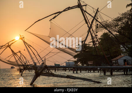 Coucher de soleil sur le filets de pêche chinois Kochi Kerala Inde Banque D'Images