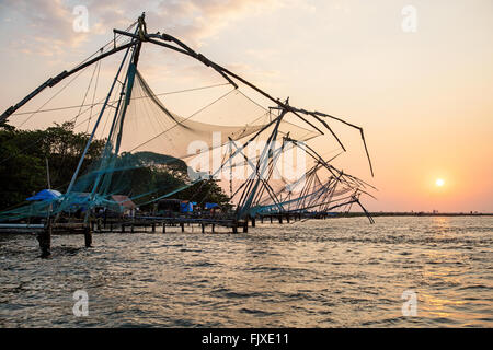 Coucher de soleil sur le filets de pêche chinois Kochi Kerala Inde Banque D'Images