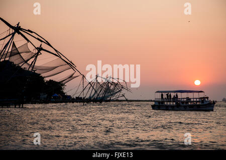 Coucher de soleil sur le filets de pêche chinois Cochin Kerala Inde Banque D'Images