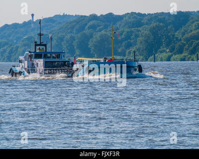 Navire ravitailleur 'Seeve' navigation sur l'Elbe près de Rissen, Hambourg, Allemagne. Banque D'Images