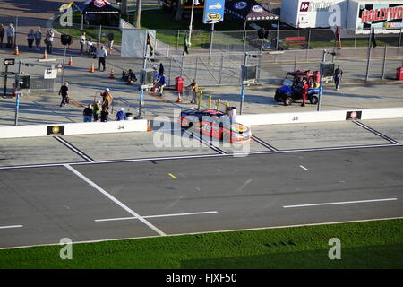 Race car quitter l'enclos pendant un exercice, la Daytona International Speedway Banque D'Images