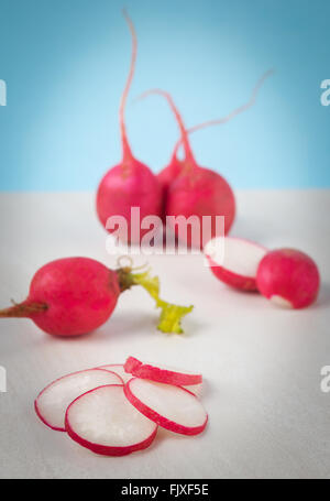 Petit radis de créativité organisés sur surface en marbre. Profondeur de champ. Banque D'Images