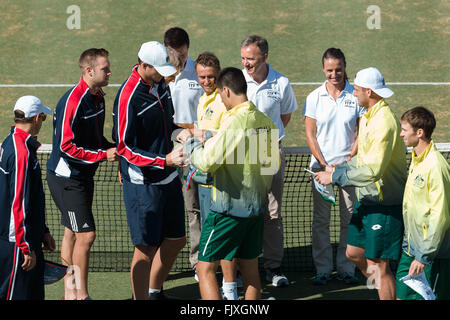 Melbourne, Australie. 4e Mar, 2016. L'échange d'équipes pour les penants BNP Paribas Groupe mondial de la Coupe Davis Premier tour entre l'Australie et USA à Kooyong tennis club à Melbourne, Australie. Live News Crédit : Cal Sport Media/Alamy Live News Banque D'Images
