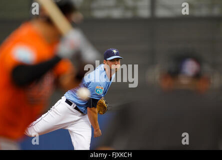 Port Charlotte, en Floride, aux États-Unis. 3e Mar, 2016. Vous VRAGOVIC | fois.Rays de Tampa Bay pitcher Ryan Webb se jette à Baltimore Orioles catcher Caleb Joseph (36) dans la cinquième manche au cours de l'exposition game entre les Rays de Tampa Bay et les Orioles de Baltimore à Charlotte Sports Park à Port Charlotte, en Floride, le jeudi 3 mars 2016. © Vous Vragovic/Tampa Bay Times/ZUMA/Alamy Fil Live News Banque D'Images