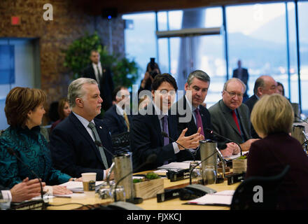 Vancouver. 3e Mar, 2016. Le premier ministre du Canada, Justin Trudeau (3L) s'adresse aux premiers ministres des provinces et des territoires au cours de la réunion des ministres à Vancouver le 3 mars 2016. Justin Trudeau a accueilli la réunion des ministres avec les premiers ministres provinciaux et territoriaux jeudi pour discuter de l'élaboration d'un cadre pancanadien de croître l'économie et les efforts visant à réduire les émissions de carbone. © Liang Sen/Xinhua/Alamy Live News Banque D'Images