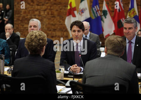 Vancouver. 3e Mar, 2016. Le premier ministre du Canada, Justin Trudeau (C) parle aux premiers ministres des provinces et des territoires au cours de la réunion des ministres à Vancouver le 3 mars 2016. Justin Trudeau a accueilli la réunion des ministres avec les premiers ministres provinciaux et territoriaux jeudi pour discuter de l'élaboration d'un cadre pancanadien de croître l'économie et les efforts visant à réduire les émissions de carbone. © Liang Sen/Xinhua/Alamy Live News Banque D'Images