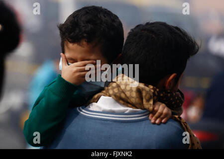 Bogota, Colombie. 3e Mar, 2016. Un garçon couvre son visage pour empêcher la propagation de la fumée d'un incendie de forêt dans le secteur ouest de Bogota, Colombie, le 3 mars 2016. Selon la presse locale, l'incendie de forêt s'est produit dans l'ouest, ville Fontibon Bogota city, a touché près de 10 hectares de pâturages, provoquant l'évacuation de plus de 220 enfants d'un jardin et de kinder 150 maisons de deux à proximité d'habitation. Credit : Juan Paez/Colprensa/Xinhua/Alamy Live News Banque D'Images