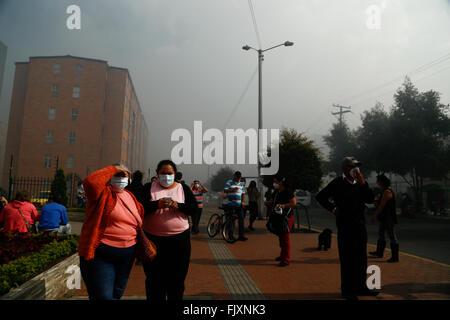 Bogota, Colombie. 3e Mar, 2016. Les gens de couvrir leurs visages pour empêcher la propagation de la fumée d'un incendie de forêt dans le secteur ouest de Bogota, Colombie, le 3 mars 2016. Selon la presse locale, l'incendie de forêt s'est produit dans l'ouest, ville Fontibon Bogota city, a touché près de 10 hectares de pâturages, provoquant l'évacuation de plus de 220 enfants d'un jardin et de kinder 150 maisons de deux à proximité d'habitation. Credit : Juan Paez/Colprensa/Xinhua/Alamy Live News Banque D'Images