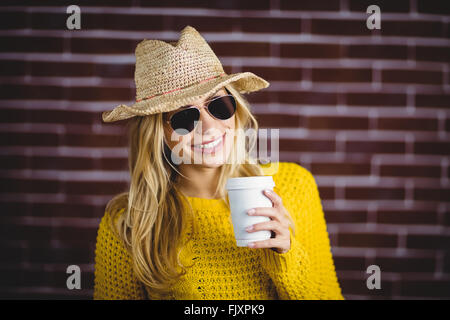 Belle blonde holding hipster coupe à emporter Banque D'Images
