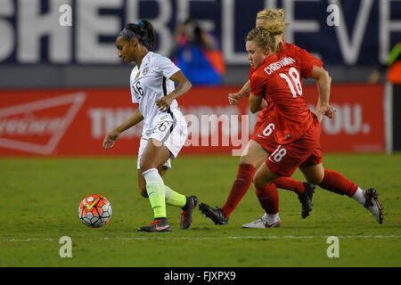 Tampa, Floride, USA. 3e Mar, 2016. L'avant-Crystal Dunn (16) apporte la balle vers les champs pendant la Coupe elle croit chez Raymond James Stadium le 3 mars 2016, à Tampa, en Floride. Les États-Unis ont remporté 1-0. Crédit : Scott A. Miller/ZUMA/Alamy Fil Live News Banque D'Images