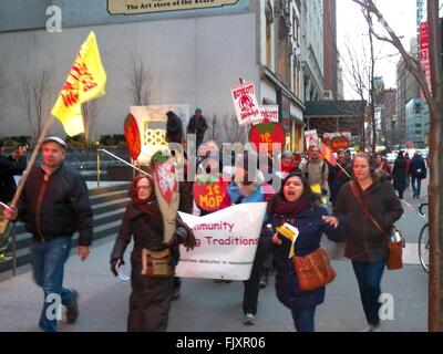 New York, USA. 3 mars, 2016. La voix des travailleurs NYC Rallye et mars au siège de Wendy's Président Nelson Peltz, dans leur lutte pour les travailleurs agricoles et les droits de tous les travailleurs, avec l'alimentation de l'ensemble des alliés juste New York pour lancer cette année, la grande mobilisation, la voix des travailleurs 2016 Crédit : Tournée Mark Apollo/Alamy Live News Banque D'Images