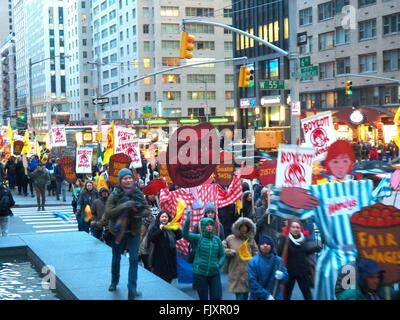 New York, USA. 3 mars, 2016. La voix des travailleurs NYC Rallye et mars au siège de Wendy's Président Nelson Peltz, dans leur lutte pour les travailleurs agricoles et les droits de tous les travailleurs, avec l'alimentation de l'ensemble des alliés juste New York pour lancer cette année, la grande mobilisation, la voix des travailleurs 2016 Crédit : Tournée Mark Apollo/Alamy Live News Banque D'Images